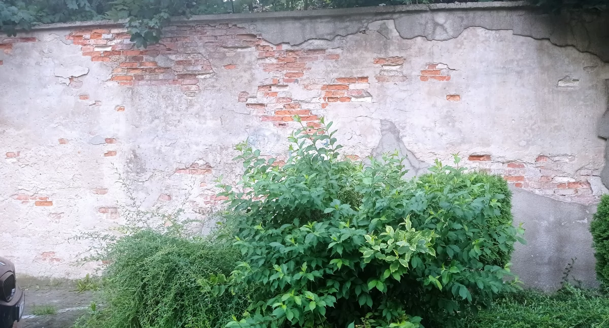 Fot. Z obmurowania odpadają duże fragmenty tynku