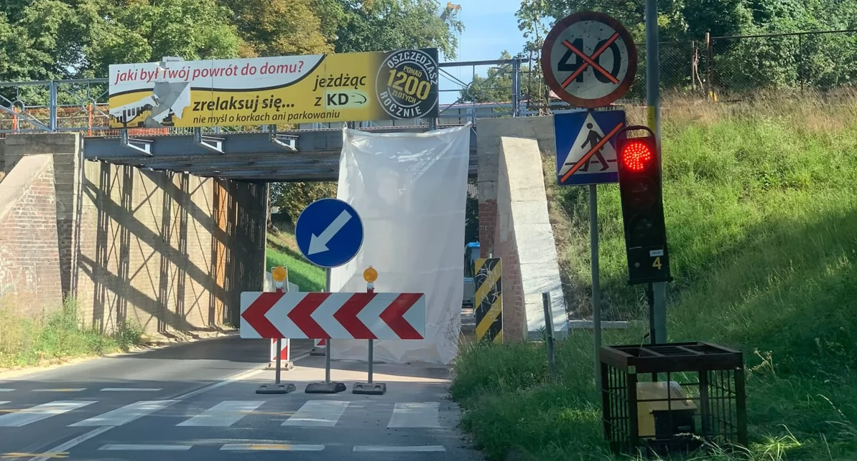 KOMUNIKATY, wahadłowy mostem - zdjęcie, fotografia