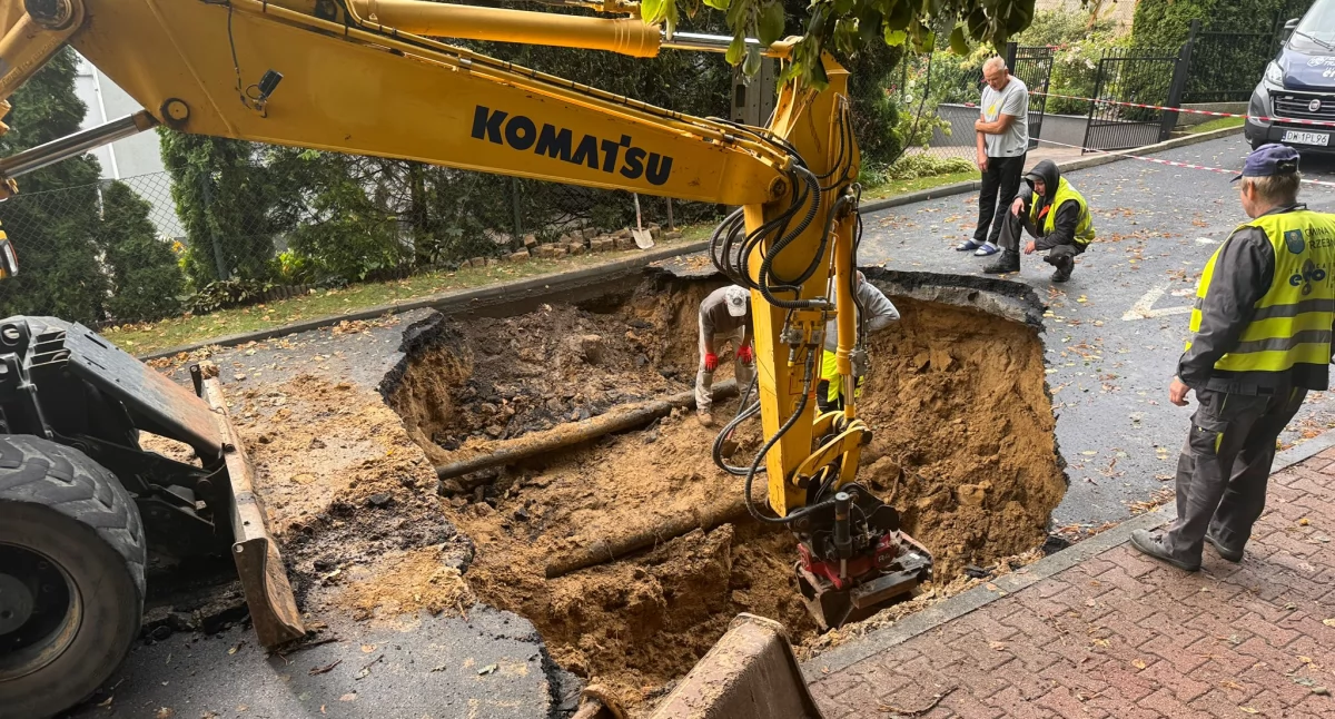 Z SAMORZĄDU, Zapadlisko worki piaskiem - zdjęcie, fotografia