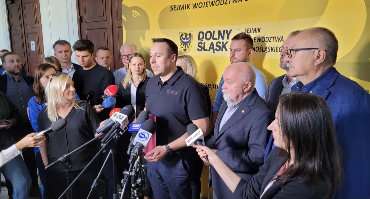 Radni województwa zdecydowali o zmianach budżetowych i udzieleniu pomocy samorządom poszkodowanym w powodzi podczas nadzwyczajnej sesji sejmiku