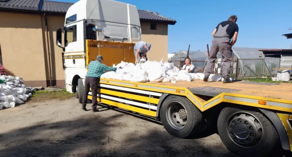 Worki zostaną przetransportowane do potrzebujących gmin (fot. FB: Gmina Wisznia Mała)