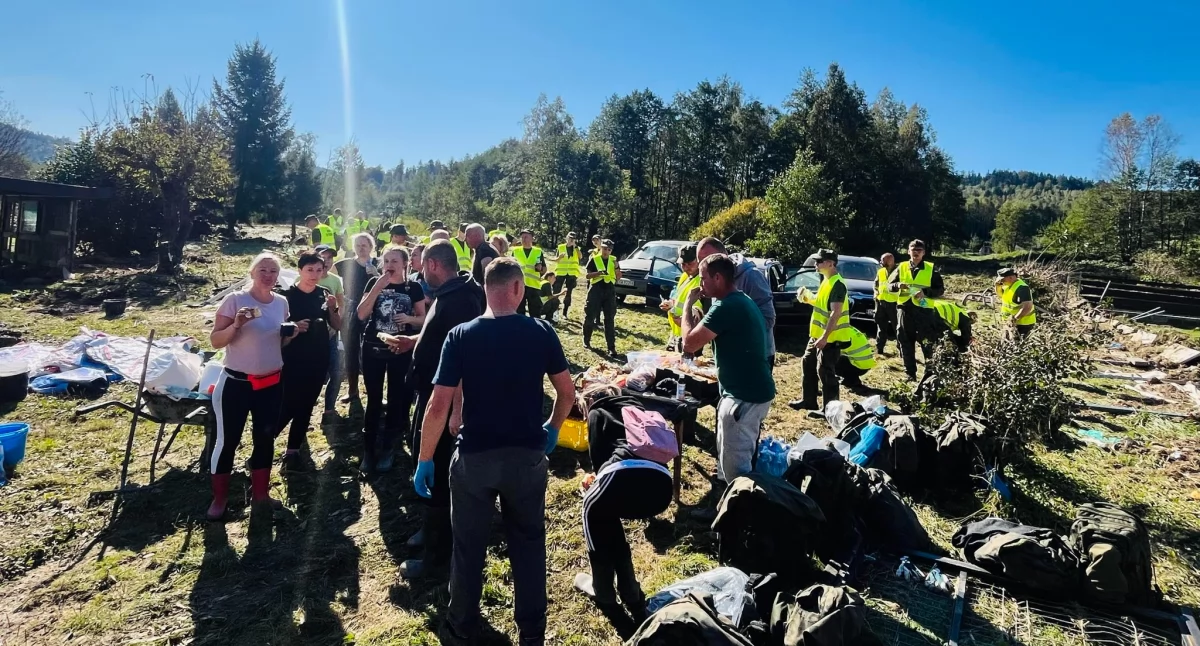 Cała ekipa, razem z wojskiem, pomaga przy domu Pani Kasi (fot. Małgorzata Suchecka)