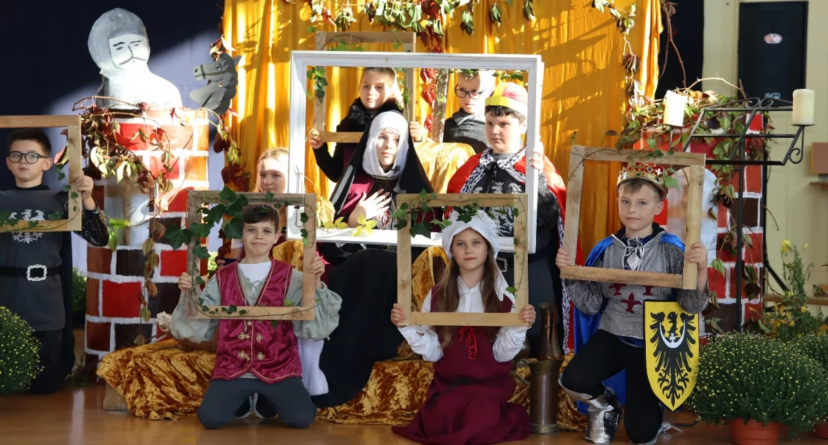 Z ŻYCIA SZKÓŁ, Szkolny jubileusz scenerią występami nawiązującymi średniowiecza - zdjęcie, fotografia