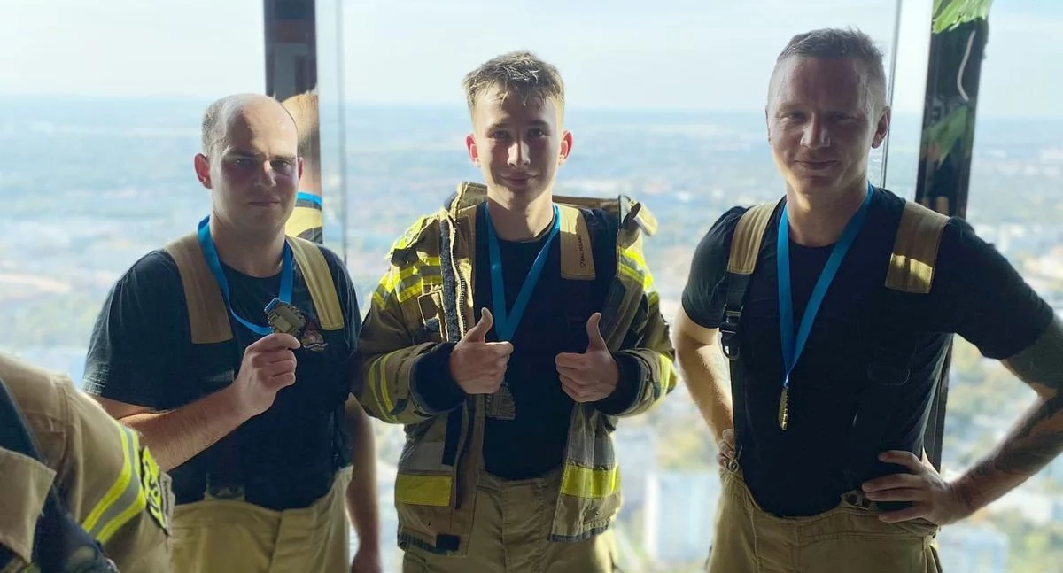 Strażacy z medalami (Fot. KP PSP Trzebnica)