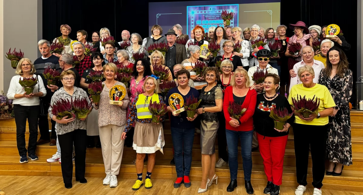 Zespoły zostały uhonorowane m.in. okazjonalnymi statuetkami (fot. Halina Kazimierska)