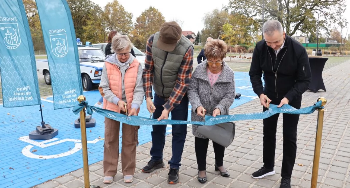 INWESTYCJE, parking otwarty Były darmowe zapachy samochodu skrobaczki - zdjęcie, fotografia