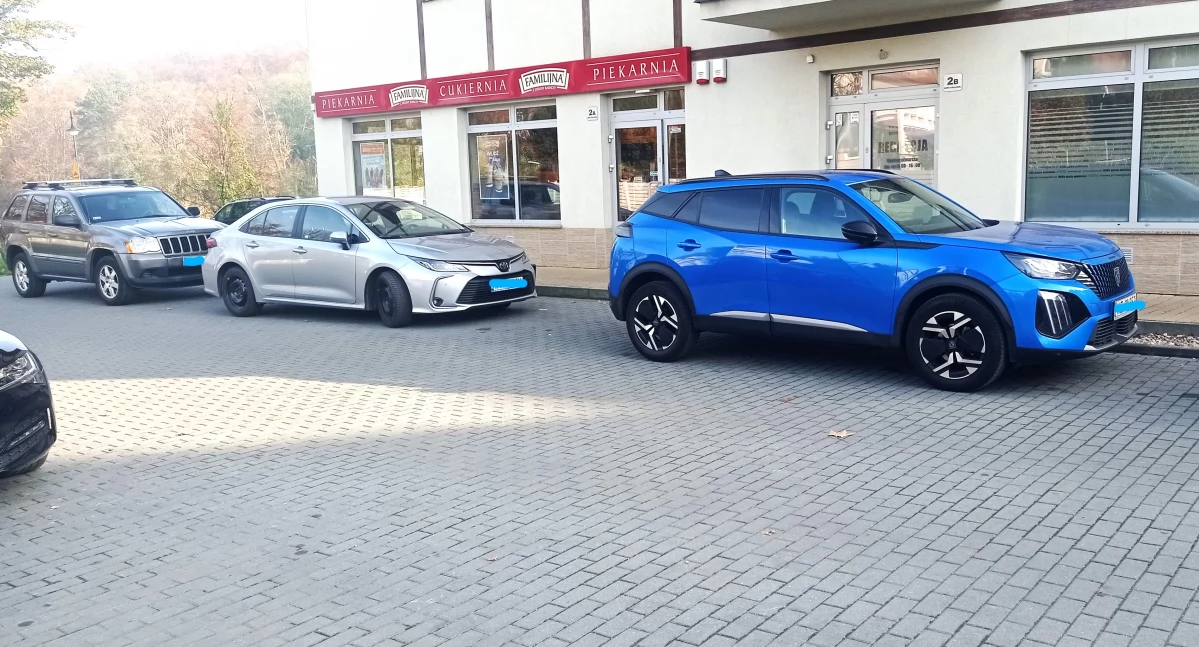 Na tym parkingu brak oznaczonego miejsca postojowego dla niepełnosprawnych