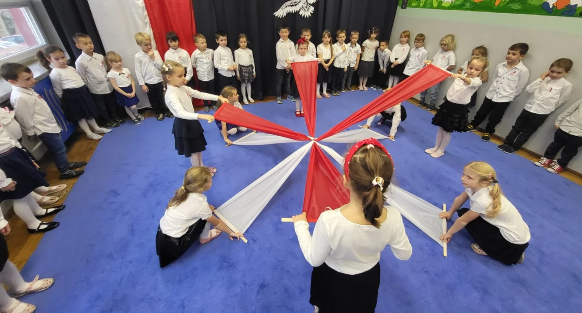 Przedszkole wzięło udział również w ogólnopolskiej akcji „Szkoła do hymnu” (fot. materiały przedszkola))