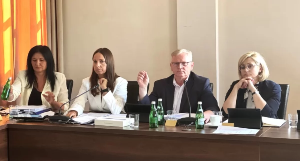 Barbara Andrzejewska - pierwsza od lewej strony, podczas sesji rady powiatu.