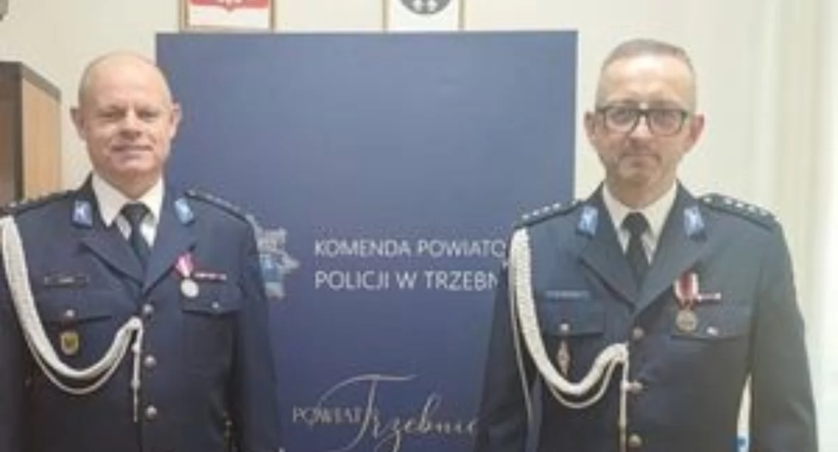 Z lewej strony nowy komendant KPP w Trzebnicy nadkomisarz Daniel Panek. Fot.: KPP w Trzebnicy