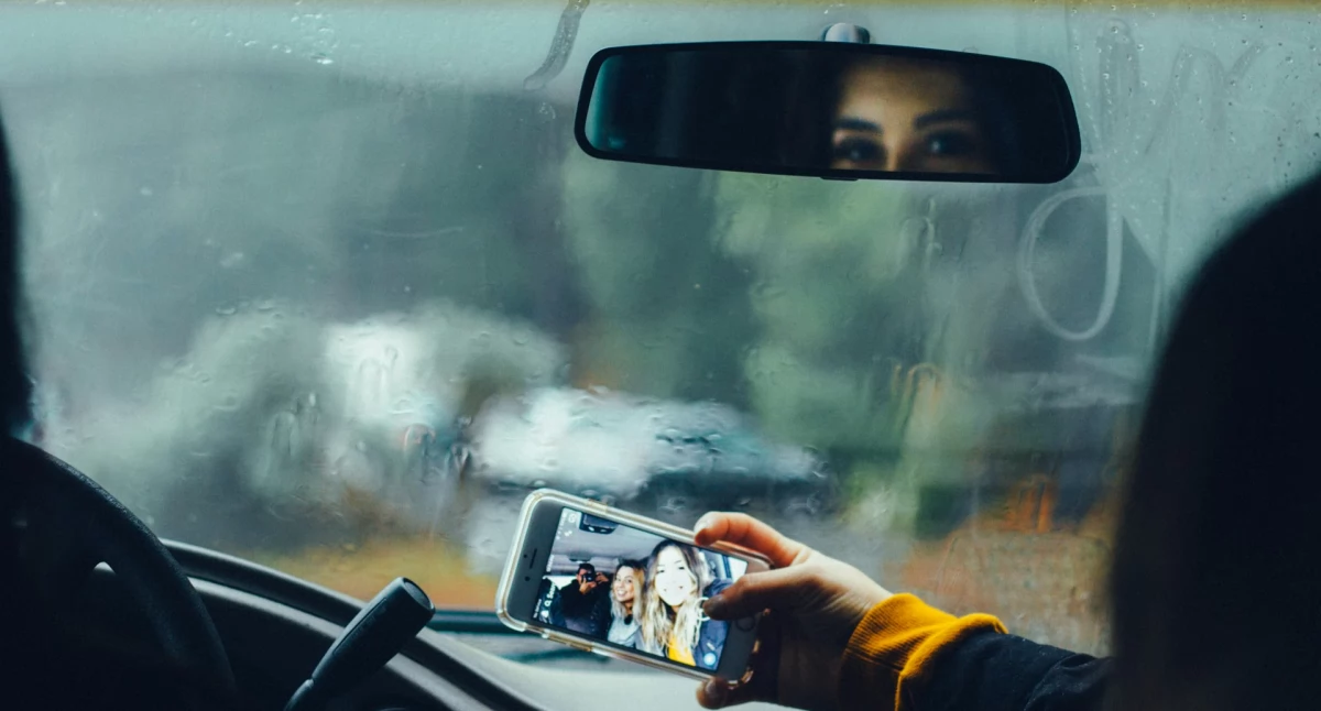 WARTO WIEDZIEĆ, Korzystanie telefonu czasie jazdy samochodem - zdjęcie, fotografia