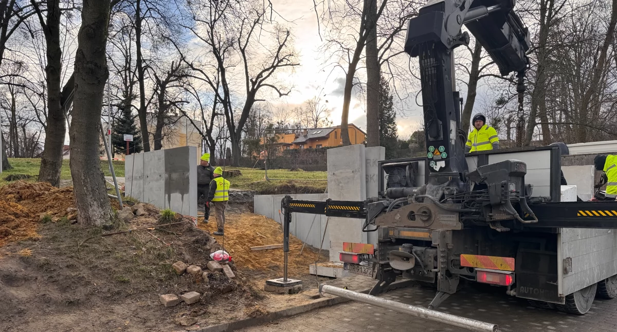 INWESTYCJE, budowa betonowego wejścia parku - zdjęcie, fotografia