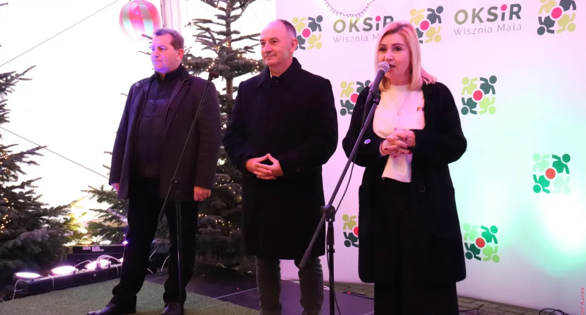 Zastępca Wójta Jarosław Głowacki, Wójt Jakub Bronowicki oraz dyrektorka OKSiR Renata Cybulska-Kaczałko powitali przybyłych na Jarmark Bożonarodzeniowy
