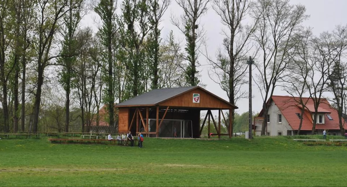 Za tym boiskiem, na którym odbywają się mecze, znajduje się przygotowywane mniejsze boisko do treningów dla dzieci