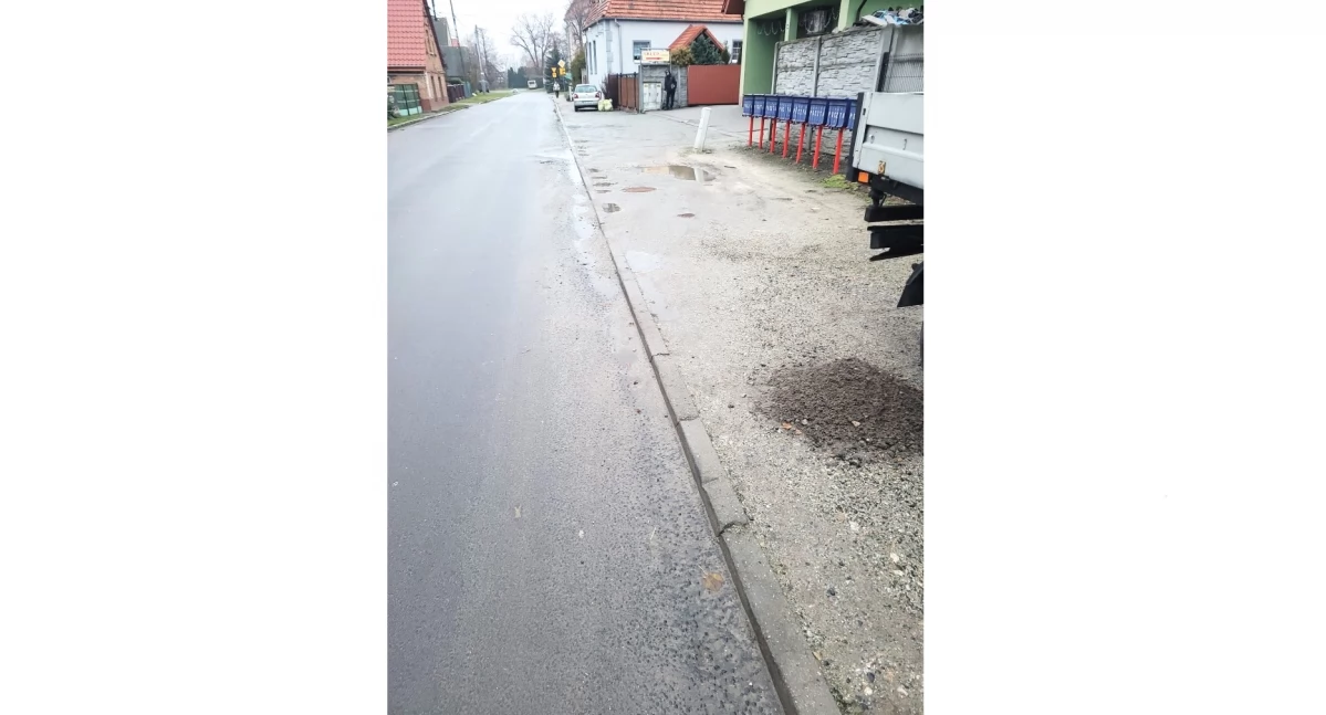 OD CZYTELNIKÓW, Porządkowała pobocze dzielnicowy wręczył mandat zaśmiecanie - zdjęcie, fotografia