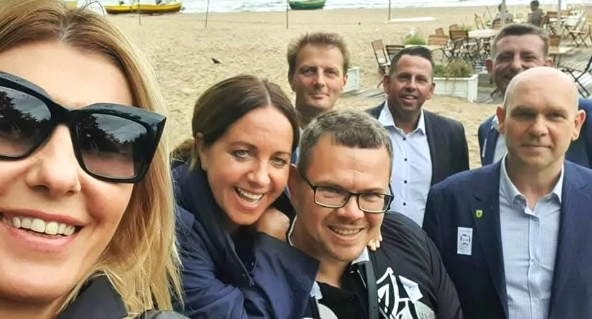 Takie zdjęcie zostało zamieszczone na poparcie bliskich relacji małżeństwa państwa Granowskich z politykami naszego powiatu. Od lewej: Renata Granowska, Małgorzata Matusiak, Wojciech Granowski, Arkadiusz Poprawa. Z tyłu: Robert Adach, Igor Bandrowicz i Grzegorz Terebun (fot. FB/marcin.torz)