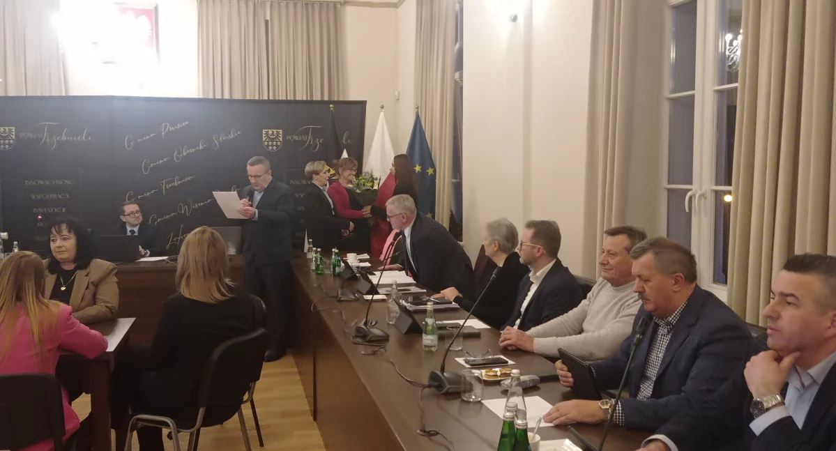 Z SAMORZĄDU, Starosta odwołana Opóźniona sesja polityczne napięcia powiecie - zdjęcie, fotografia