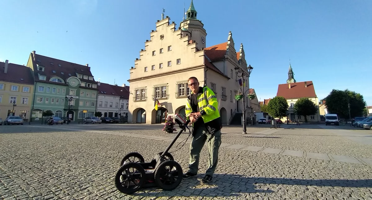Badania georadarowe przeprowadzał prof. Fabian Welc z Uniwersytetu w Warszawie (fot. Gmina Prusice)