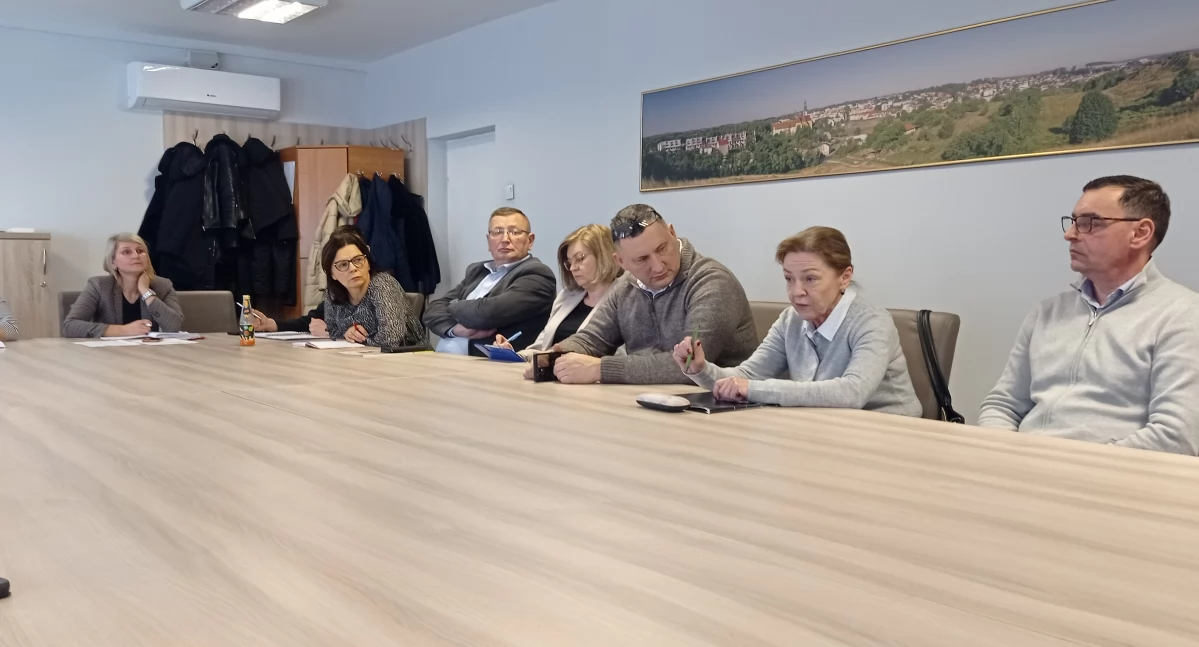 Z SAMORZĄDU, Problemy seniorów osób niepełnosprawnych tematem obrad komisji - zdjęcie, fotografia