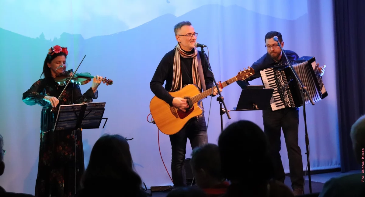 Wydarzeniu towarzyszył koncert zespołu HOVERLA