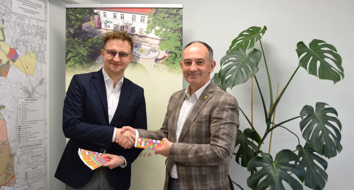 Tomasz Wiśliński, prezes Stowarzyszenia Aglomeracja Wrocławska, osobiście przekazał karty wójtowi Jakubowi Bronowickiemu. (fot. Gmina Wisznia Mała)