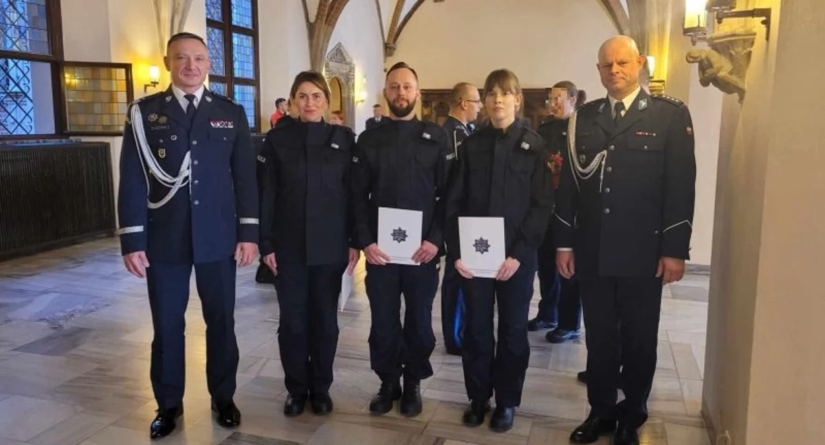POWIAT, Troje nowych policjantów - zdjęcie, fotografia