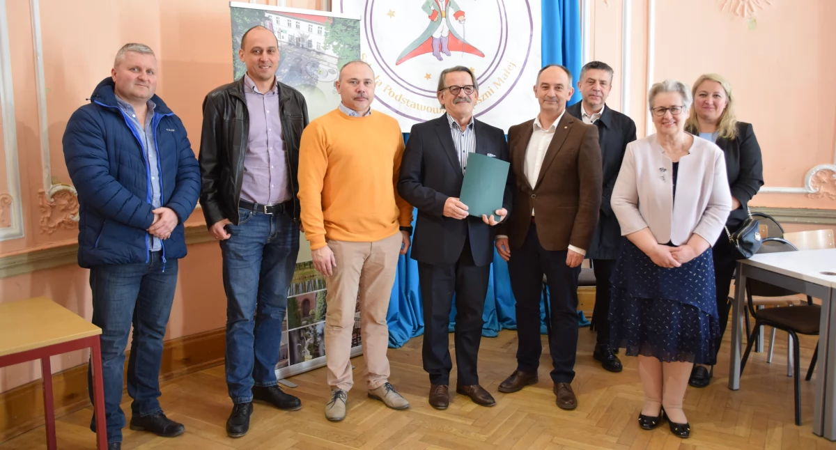 Uczestnicy uroczystego podpisania umowy na budowę Szkoły Podstawowej