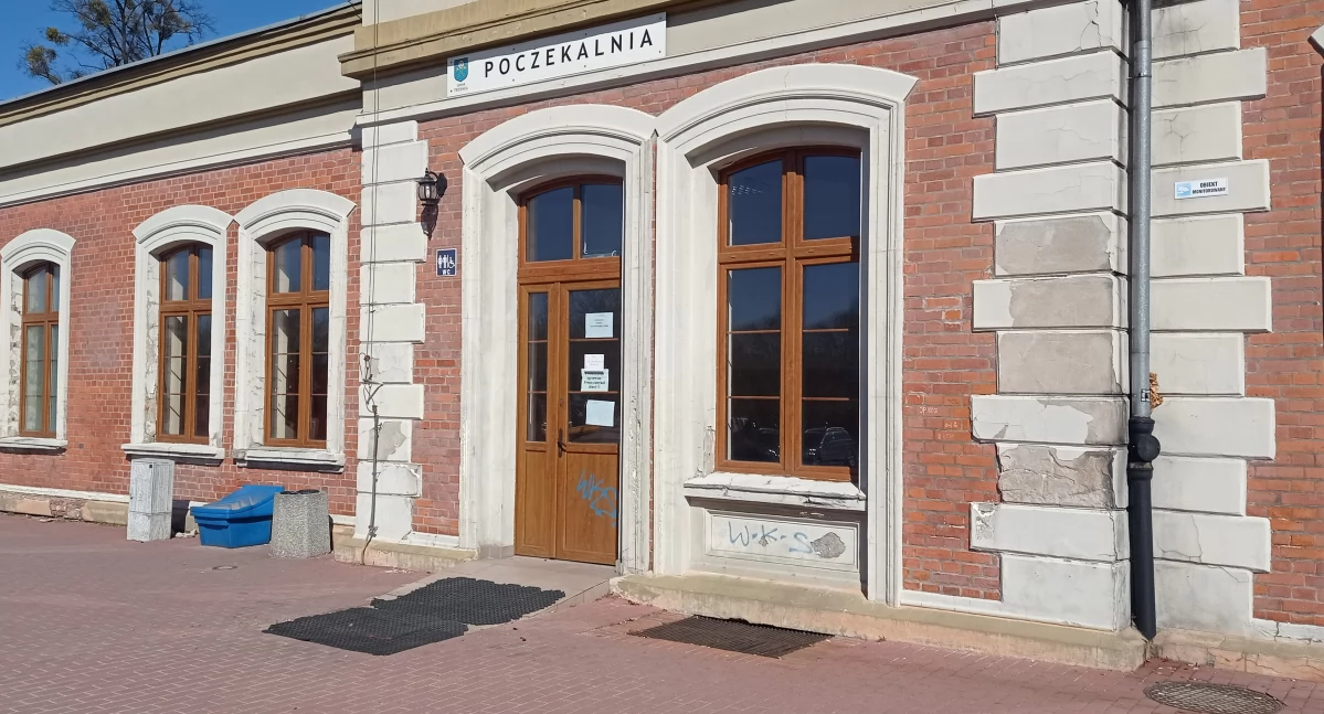 OD CZYTELNIKÓW, Poczekalnia pociąg czekają zewnątrz - zdjęcie, fotografia