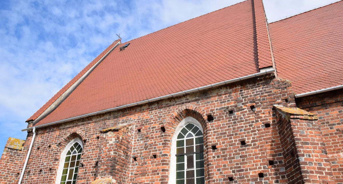 Ukończono remont dachu XV-wiecznego kościoła w Ozorowicach