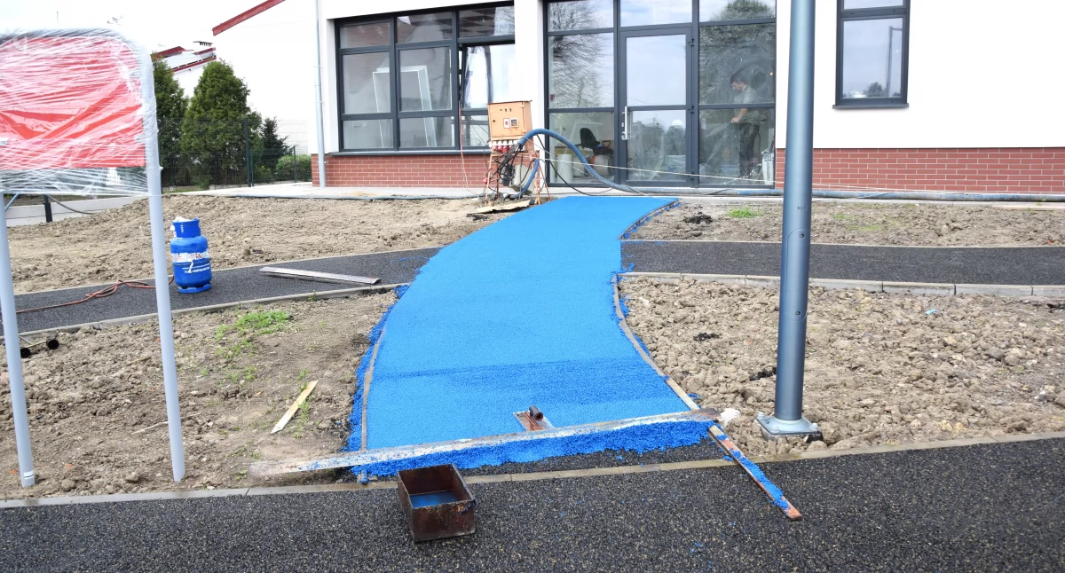 Nowa nawierzchnia pod urządzenia na placu zabaw