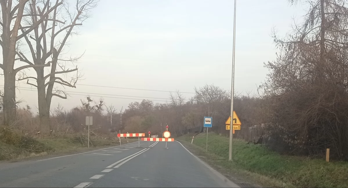 KOMUNIKATY, Zamknięcie drogi między Trzebnicą Cerekwicą Wydłużono termin zakończenia przebudowy - zdjęcie, fotografia