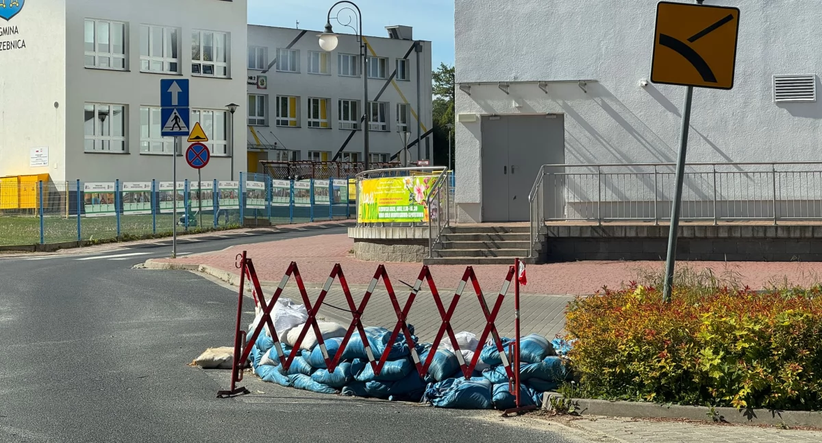 Trzebnica: Worki z piaskiem pod halą i żłobkiem