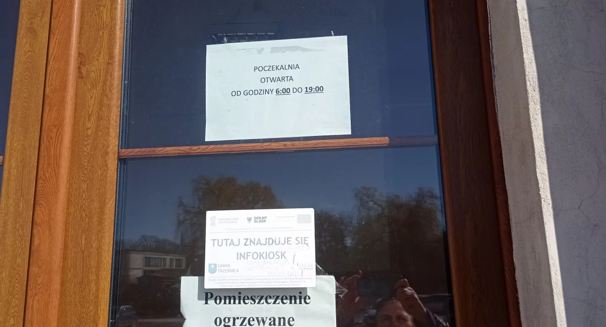 OD CZYTELNIKÓW, Poczekalnia pociąg czekają zewnątrz Gmina odpowiada - zdjęcie, fotografia