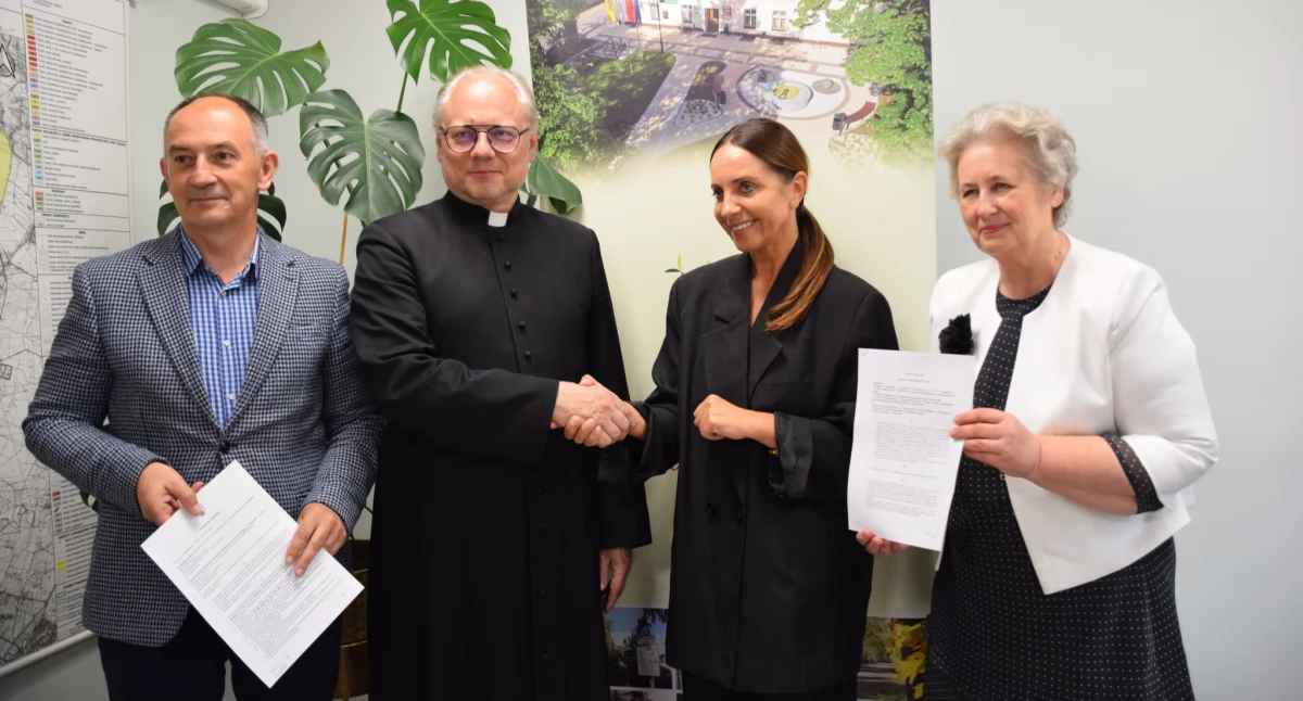Parafia w Strzeszowie otrzymała fundusze na remont dzwonnicy