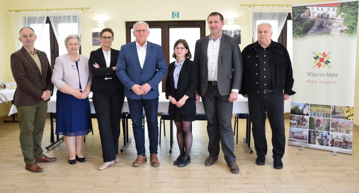 Uczestnicy podpisania umowy na przebudowę drogi powiatowej