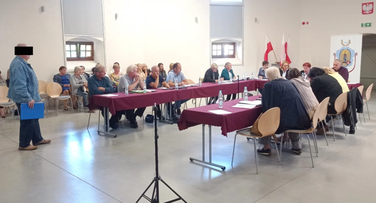 Marek (Janusz) L. podczas obrad radnych w gminie Zawonia, często zabierał głos