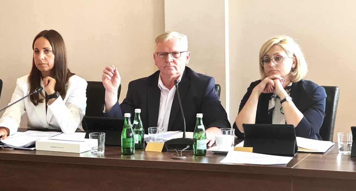 Zarząd Starostwa Powiatowego w Trzebnicy: starosta Małgorzata Matusiak, wicestarosta Janusz Szydłowski, etatowy członek zarządu Agnieszka Brząkała