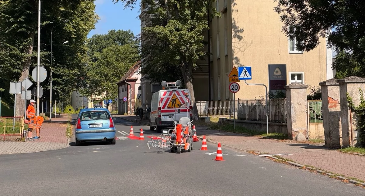 KOMUNIKATY, Malowanie pasów przejściach pieszych Trzebnicy - zdjęcie, fotografia