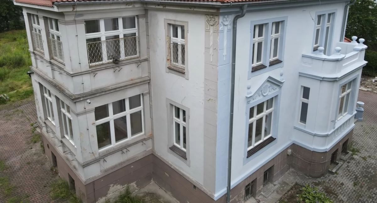 Chodzi o budynek po byłym przedszkolu przy ul. 1-go Maja. Gmina kilkukrotnie próbowała go sprzedać, ale nie znalazła chętnych. 