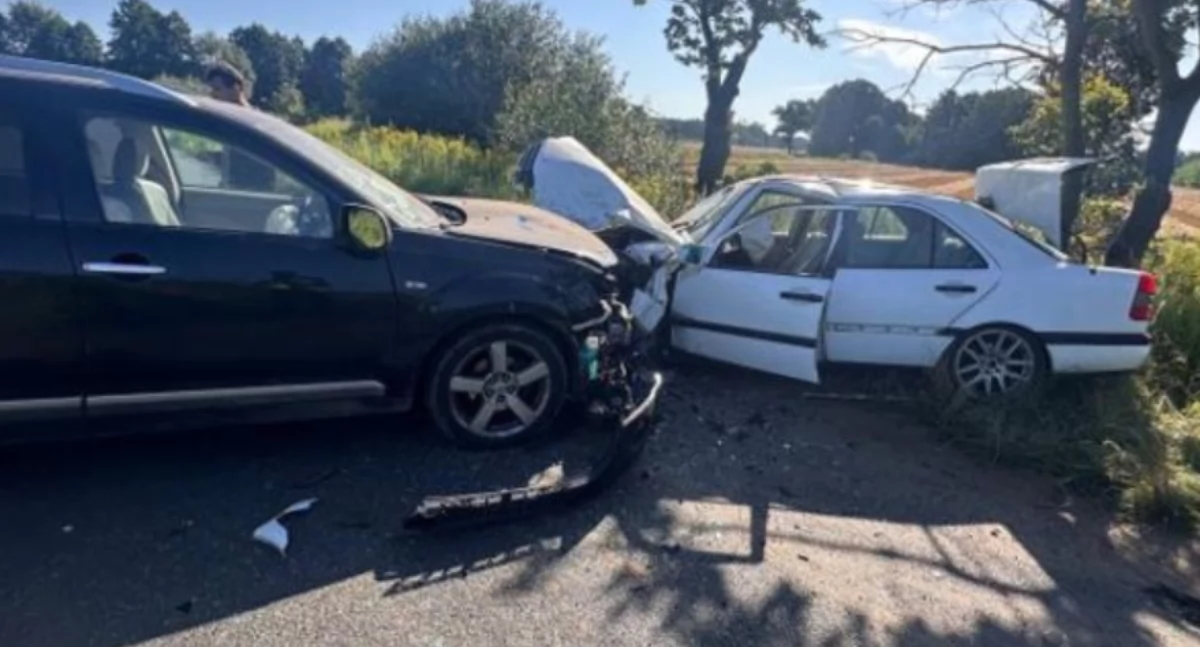 WYPADKI DROGOWE, Czołówka świcie awaria jednym samochodów było letnie dziecko - zdjęcie, fotografia