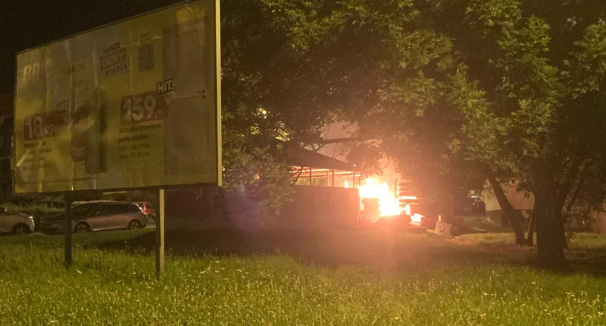 POŻARY, Trzebnicy paliły kontenery Nocna akcja straży pożarnej - zdjęcie, fotografia