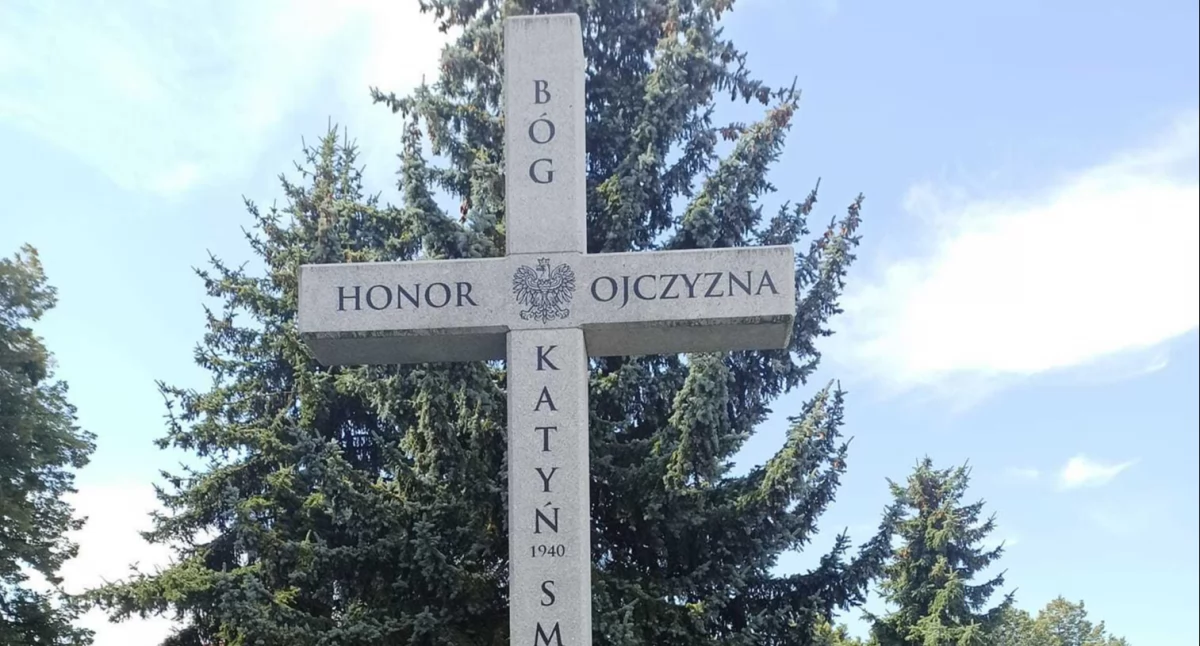WARTO WIEDZIEĆ, Święto Wojska Polskiego Trzebnicy Uroczystości przed Krzyżem Katyńskim Smoleńskim - zdjęcie, fotografia