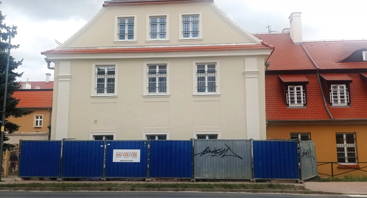 OD CZYTELNIKÓW, Interwencja pilaster prostu krzywy - zdjęcie, fotografia