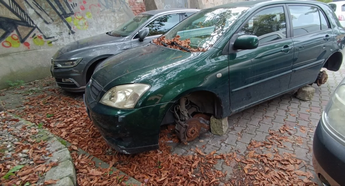 KRADZIEŻE, Samochody kół miejskim parkingu Policja szuka sprawcy - zdjęcie, fotografia