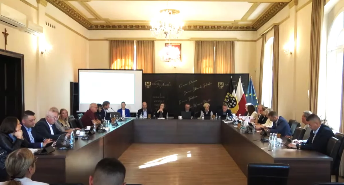 Z SAMORZĄDU, zarabiają radni powiatowi Sprawdzamy majątki - zdjęcie, fotografia