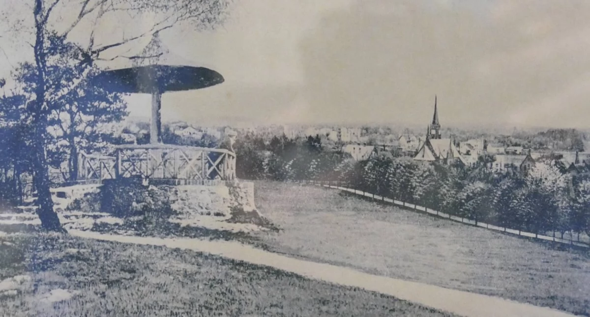 DLA MIESZKAŃCA, bibliotece otwarto wystawę zdjęciami dokumentami prezentującymi historię miasta gminy - zdjęcie, fotografia