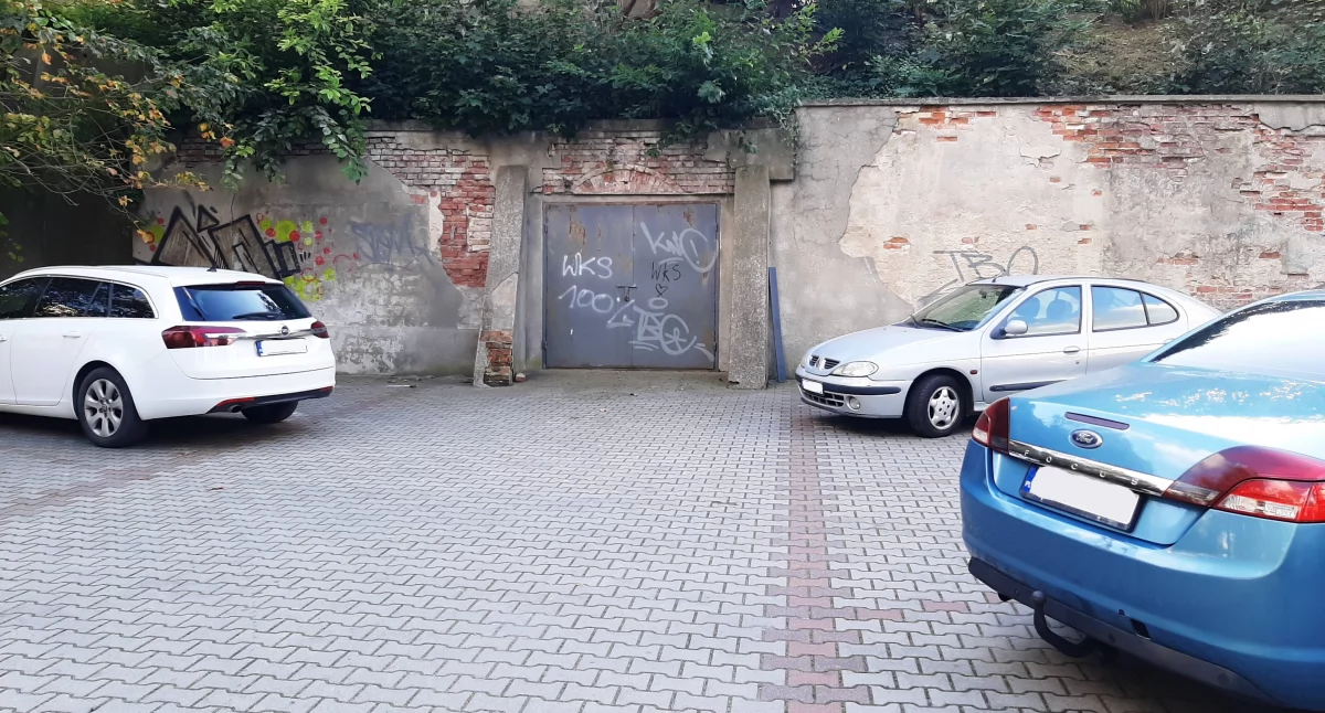 Tunele w skarpie przy ul. Obrońców Pokoju w Trzebnicy mogą posłużyć jako dobre schronienie