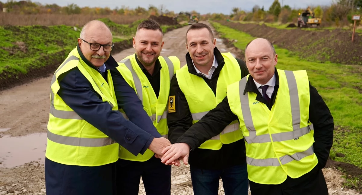 WOW to jedna z największych inwestycji drogowych realizowanych na Dolnym Śląsku, a jej łączna wartość sięga 900 milionów złotych (na zdj. Cezary Przybylski – wiceprzewodniczący Sejmiku Województwa Dolnośląskiego, wicemarszałek Michał Rado, marszałek Paweł Gancarz i Tymoteusz Myrda – radny Sejmiku Województwa Dolnośląskiego)