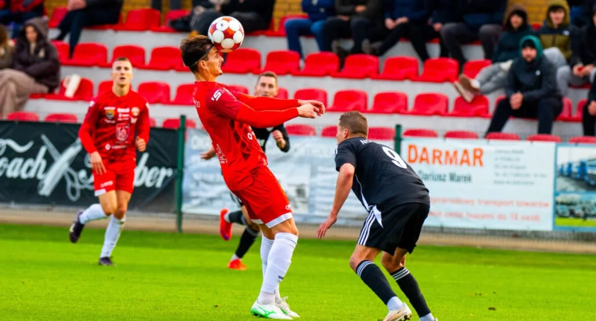 PIŁKA NOŻNA, Pewny triumf Piasta Twardy pękł drugiej połowie - zdjęcie, fotografia