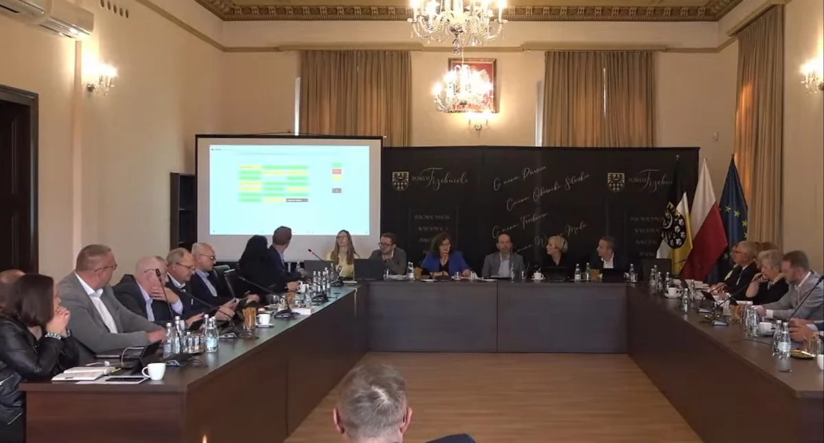 Z SAMORZĄDU, obwodnicą Trzebnicy Podwyżka starosty - zdjęcie, fotografia